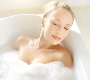 Les bains chauds ou dormir sur le ventre : mauvais pour les seins ?