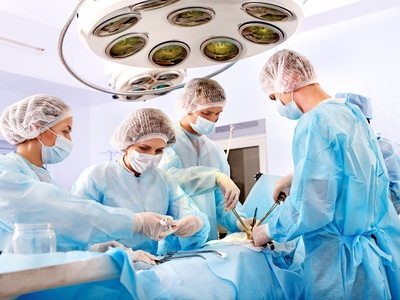 Remonter les seins : les risques expliqués par le Dr Gonnelli, chirurgien