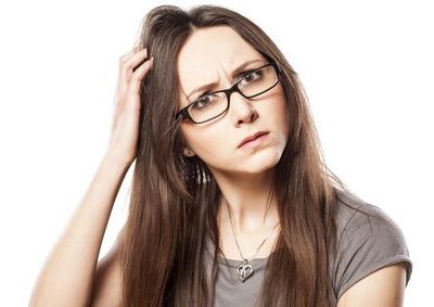 Cuir chevelu qui démange : pourquoi ? 