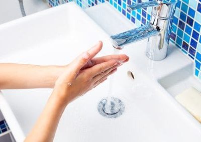 Mains qui brûlent dès qu'elles sont sous l'eau, c'est quoi le problème ?