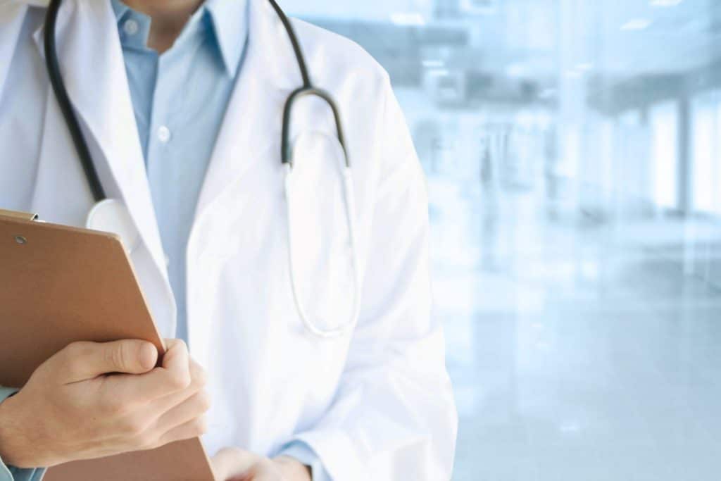 Ma fille de 15 ans a mal au niveau du flanc droit, le médecin lui a